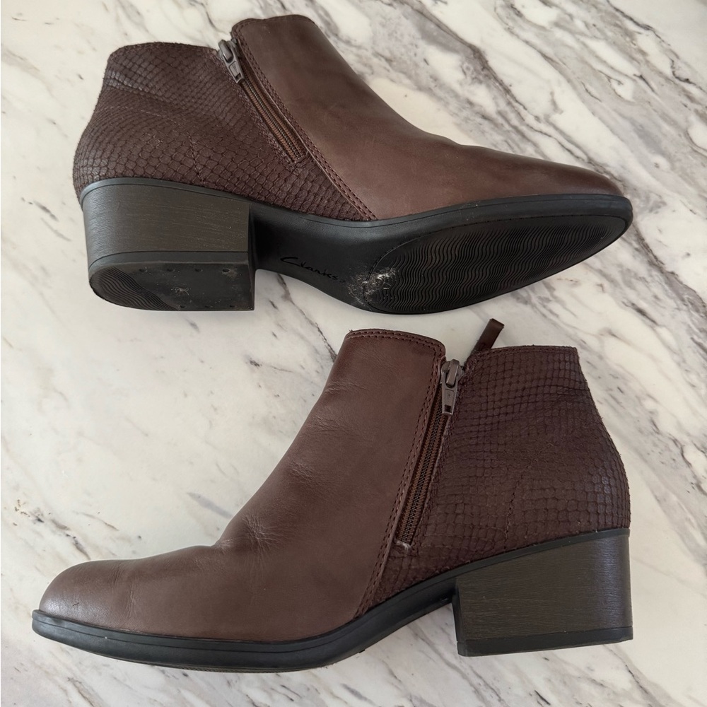 CLARKS Collection Women’s Brown Booties Ankle‎ Boots 1.5” Heel Size 8 M Shoes - Picture 2 of 7